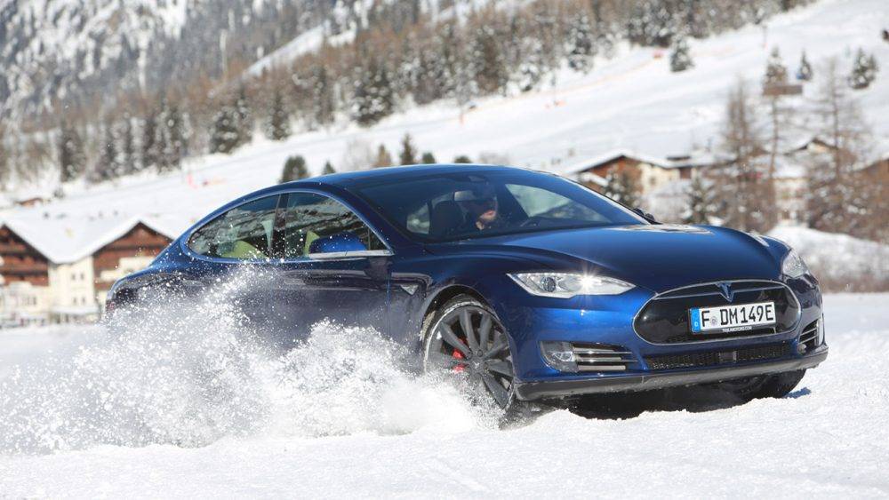 Tesla Model S auf Schnee und Eis