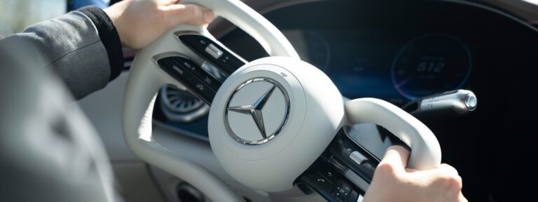Mercedes-Benz führt Steer-by-Wire im EQS ein. Die digitale Lenkung ohne mechanische Verbindung verspricht mehr Komfort und neue Design-Freiheiten.