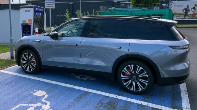 Nio EL 8 an EnBW Ladesäule in Köln