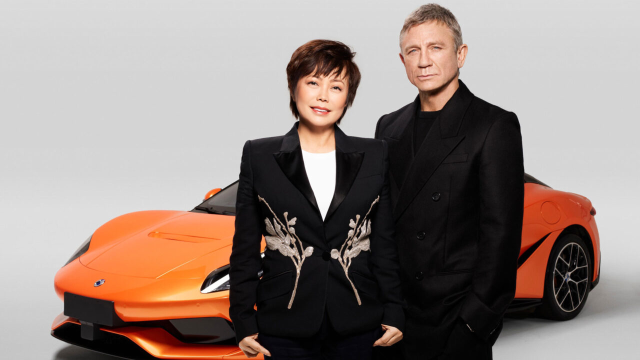 BYD-Chefin Stella Li zusammen mit Daniel Craig