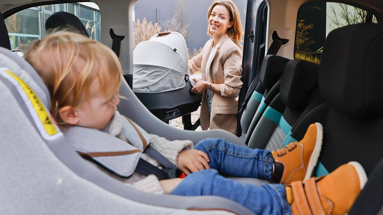 Babys und Kleinkinder schlafen im E-Auto schneller ein