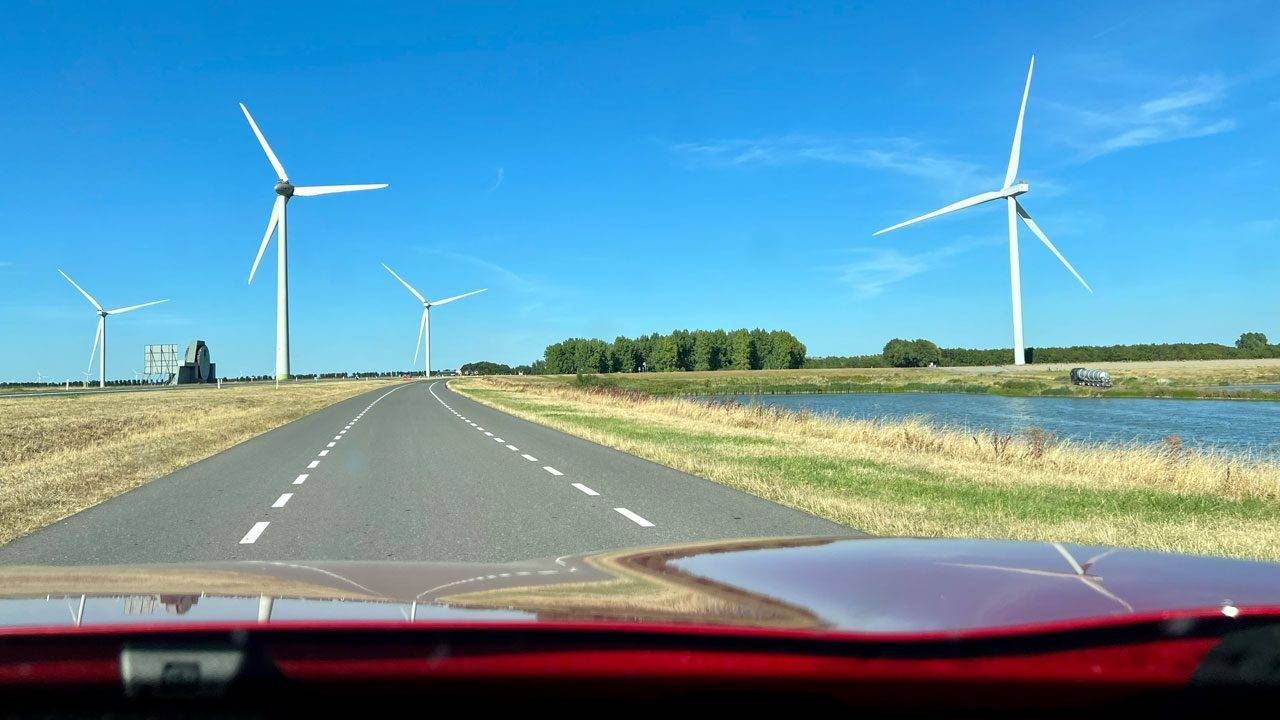 Elvah erhält neues Geld: E-Autos als Energiespeicher für grünen Strom zusammen schließen