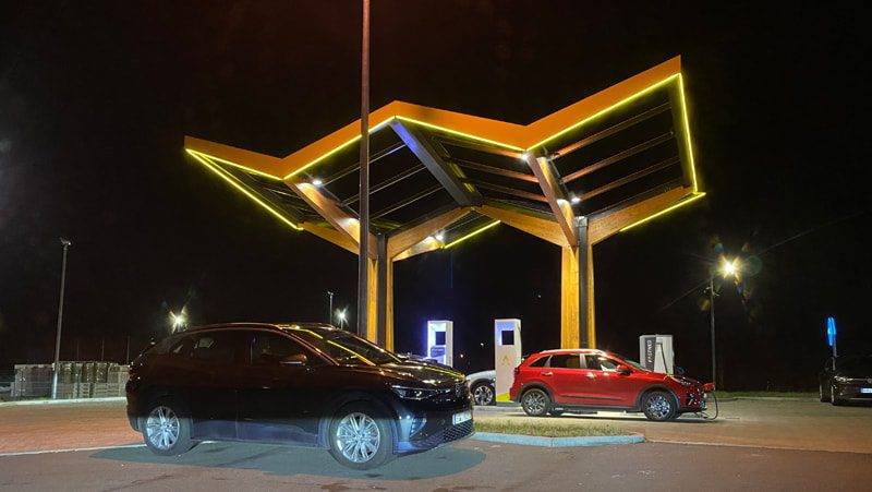 Fastned bei Nacht