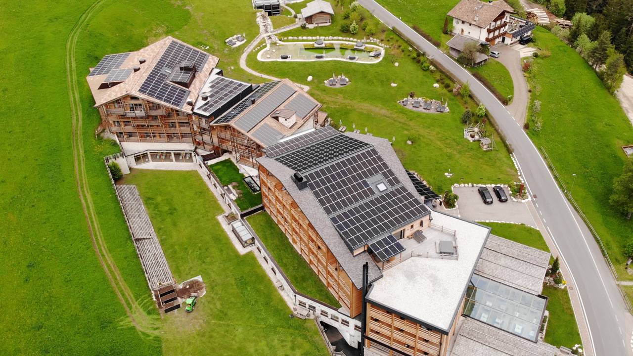 Solaranlage auf dem Dach, die im Sommer 40 Prozent des Energiebedarfs deckt